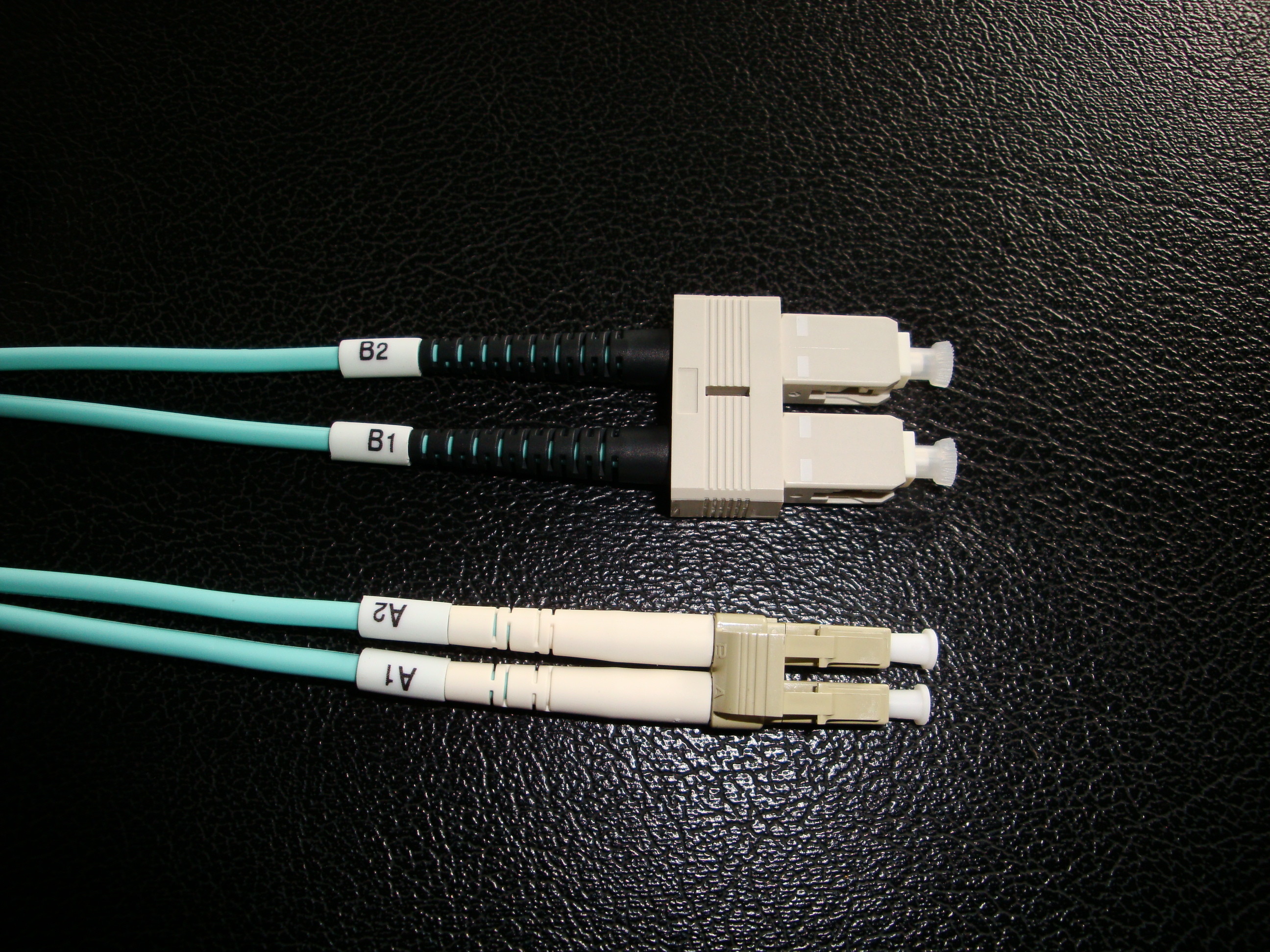 OM3 terminal LC frente e verso ao cabo de remendo da fibra ótica do SC